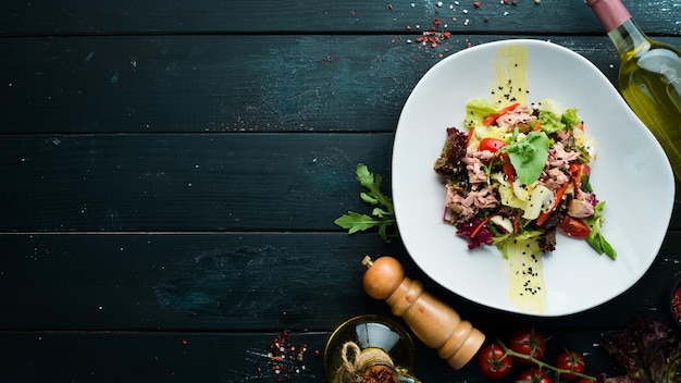 Salada de legumes com atum e ovos de codorna Comida Vista superior Espaço livre para o seu texto