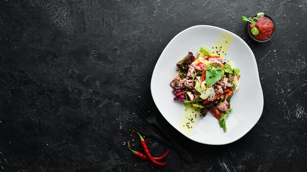 Salada de legumes com atum e ovos de codorna Comida Vista superior Espaço livre para o seu texto