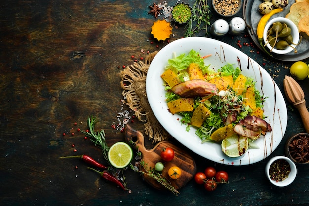 Salada de legumes com bacon e abóbora Comida saudável Vista superior Estilo rústico