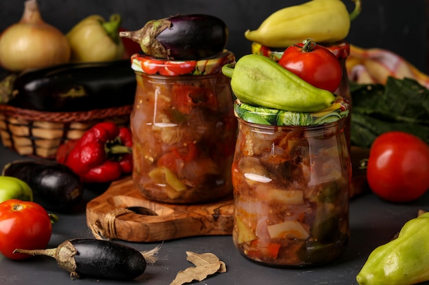 Salada de legumes com berinjela, cebola, pimentão e tomate em frascos