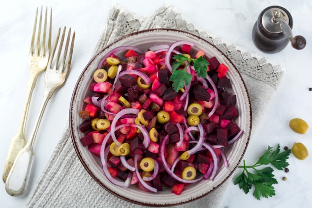 salada de legumes com beterraba e cebola e azeitonas