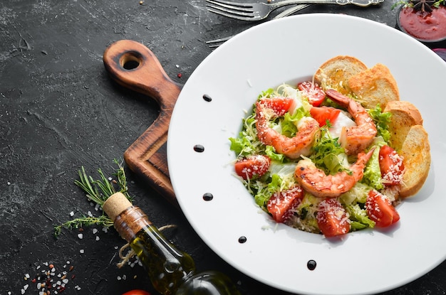 Salada de legumes com camarão e tomate cereja Salada Caesar com camarões Vista superior Espaço livre para o seu texto