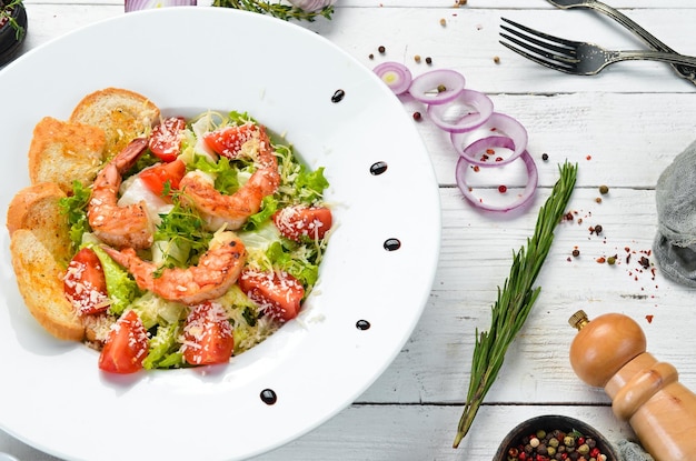 Salada de legumes com camarão e tomate cereja Salada Caesar com camarões Vista superior Espaço livre para o seu texto