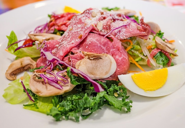 Salada de legumes com carne bovina em restaurante