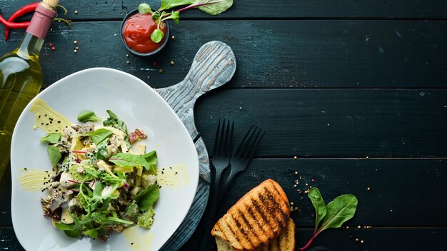 Salada de legumes com cogumelos queijo e bacon Comida Vista superior Espaço livre para o seu texto