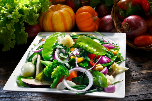 Salada de legumes com ervilhas, cebolas, couve-flor, abóbora, pimentão, cogumelos.