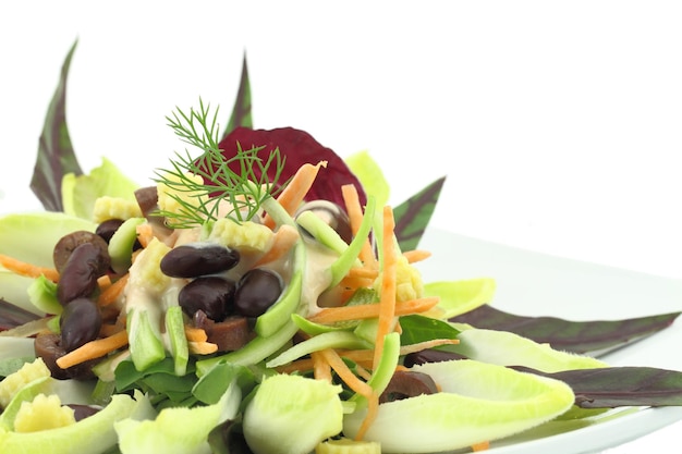 Salada de legumes com feijão vermelho