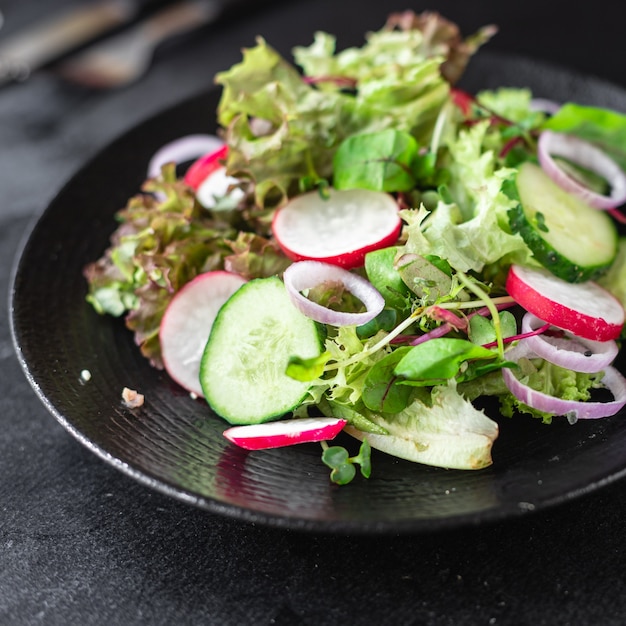 Salada de legumes com folhas verdes, rabanete e pepino