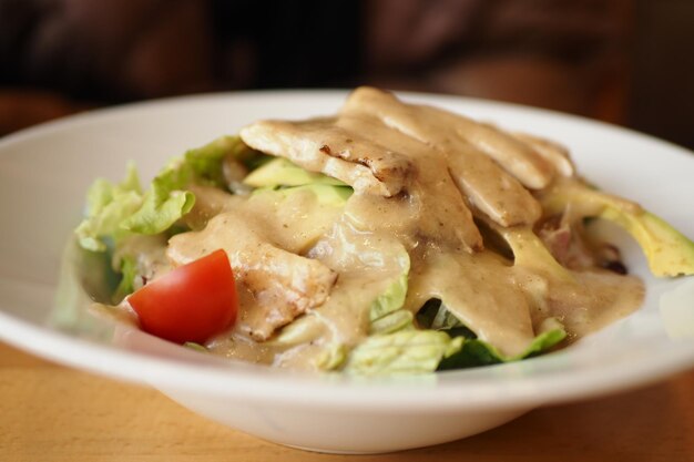 Salada de legumes com frango grelhado