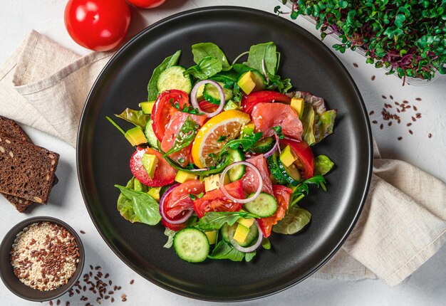 Salada de legumes com linho salmão abacate e sementes de gergelim com micro verdura