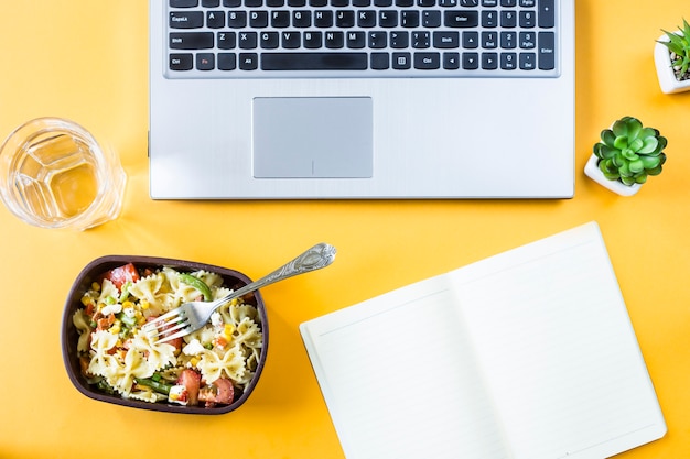 Salada de legumes com macarrão tigelas com queijo em um recipiente para o almoço