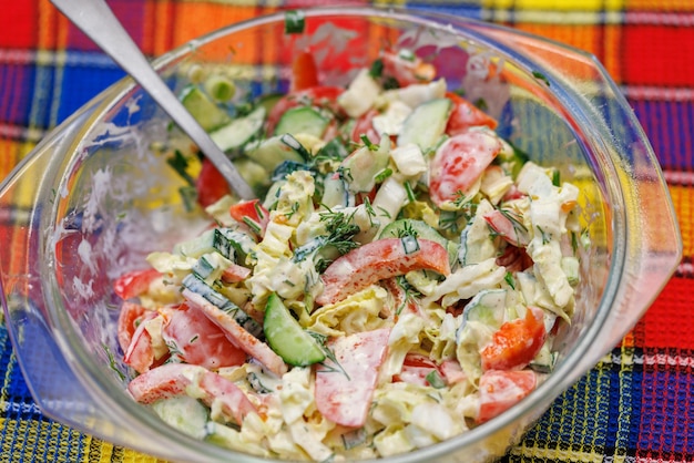 Salada de legumes com molho de maionese em tigela de vidro