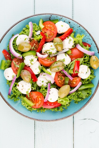 Salada de legumes com mussarela, tomate, temperos