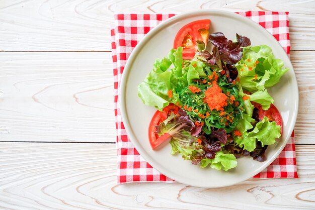 Salada de legumes com ovos de camarão e algas japonesas