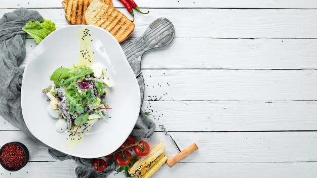 Salada de legumes com ovos de codorna de vitela e maionese Comida Vista superior Espaço livre para o seu texto