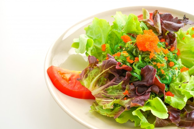 salada de legumes com ovos japoneses de algas e camarão no fundo branco