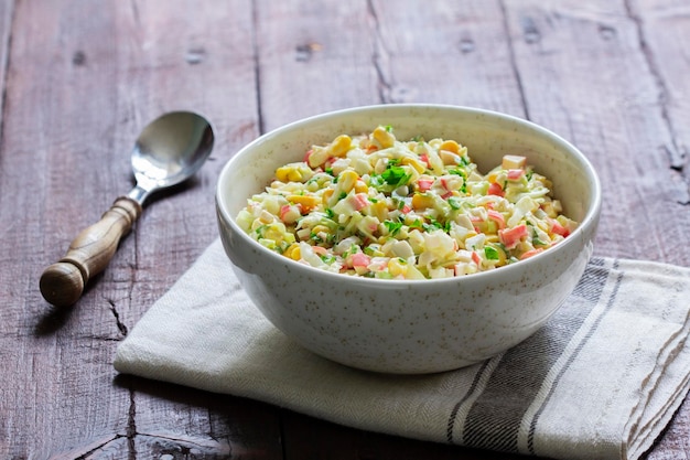 Salada de legumes com palitos de caranguejo temperada com maionese