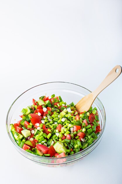 Salada de legumes com pepino tomate fresco e cebola verde