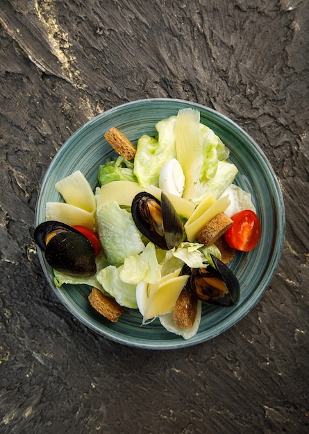 Salada de legumes com queijo e mexilhões