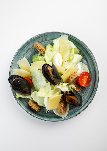 Salada de legumes com queijo e mexilhões