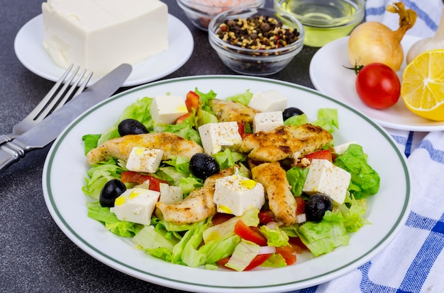 Salada de legumes com queijo e peito de frango