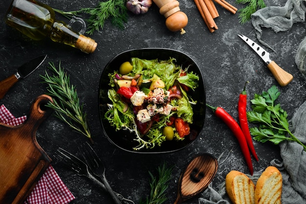 Salada de legumes com queijo feta Salada Shopsky Vista superior Espaço para cópia gratuita