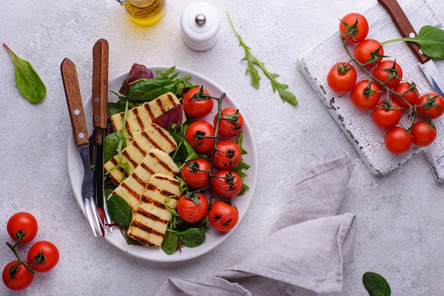 Salada de legumes com queijo halloumi grelhado