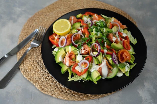 Salada de legumes com salmão fumado e legumes frescos