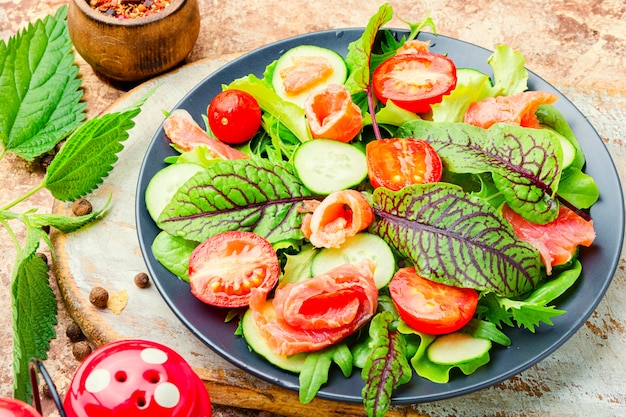 Salada de legumes com salmão