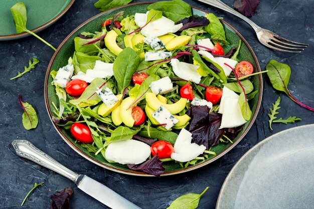 Salada de legumes com verduras e mussarela