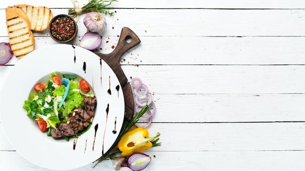 Salada de legumes com vitela Alface vitela pinhões tomate cereja Vista superior Espaço livre para o seu texto