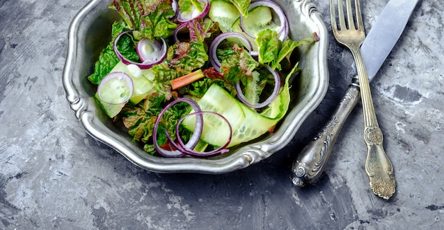 Salada de legumes da primavera