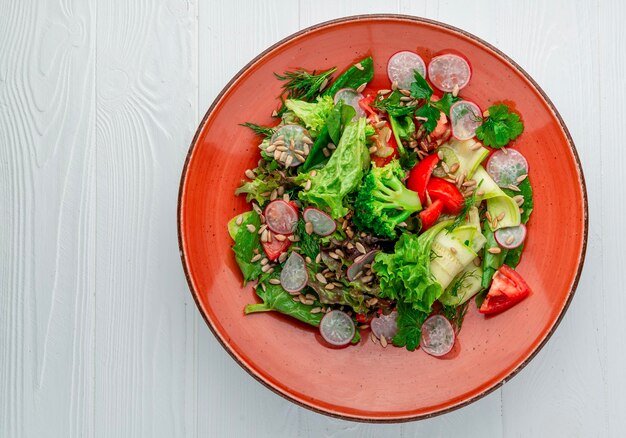 Salada de legumes de verão com abobrinha tomate rabanete brócolis e sementes de girassol