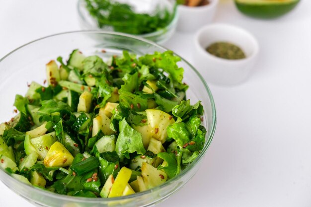 Foto salada de legumes e ervas verdes frescas cozinhando dieta saudável ou comida vegetariana passo a passo