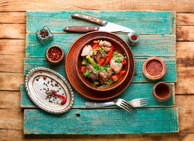 Salada de legumes e fígado.