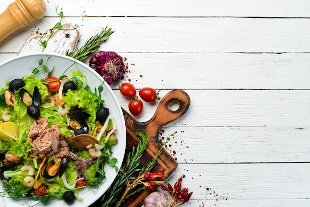 Salada de legumes e frutos do mar Mexilhões Polvo Camarões Atum Vista superior Espaço para texto grátis