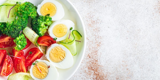 Salada de legumes e ovo, brócolis, tomate, pepino, refeição, lanche na mesa