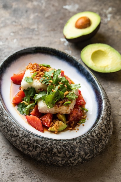 Salada de legumes e tigela branca Salada de alface verde com legumes frescos Cena de alimentação saudável