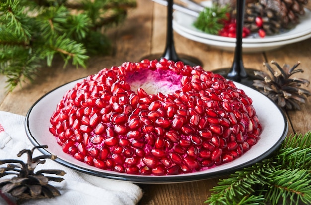 Salada de legumes em camadas com romã em um prato