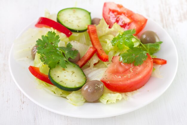 Salada de legumes em chapa branca