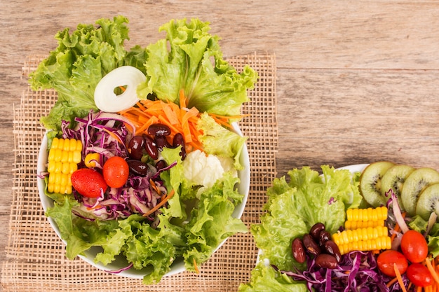 Salada de legumes em fundo de madeira