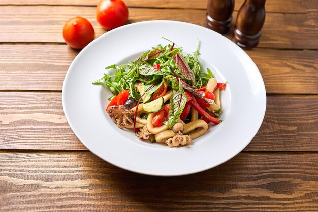 Salada de legumes em um grande prato branco