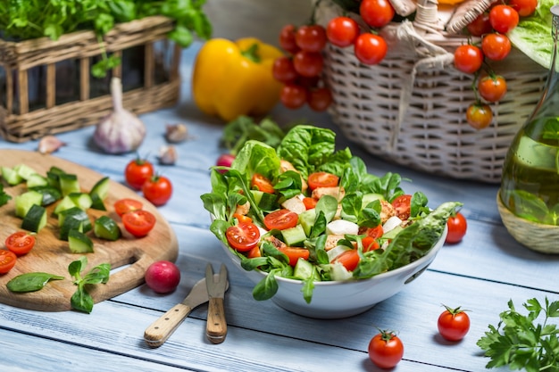 Salada de legumes em uma tigela na mesa de madeira