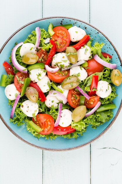 Salada de legumes fresca. Caprese. Salada Caprese. Salada italiana. Salada mediterrânea. Cozinha italiana.