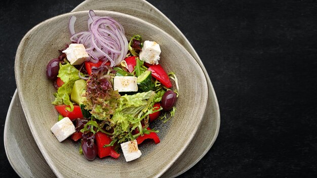 Salada de legumes fresca com queijo em um prato