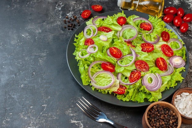 Salada de legumes fresca de meia vista com salada verde cebolas e tomates em fundo cinza refeição salada comida saúde foto colorida dieta madura