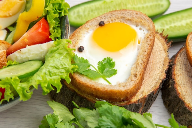 Salada de legumes fresca de vista frontal com torradas de ovo em fundo branco almoço comida madura salada de café da manhã dieta vida saudável refeição