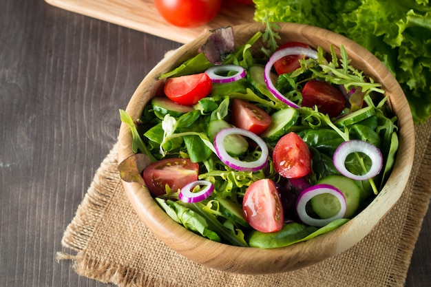 Salada de legumes fresca e saudável