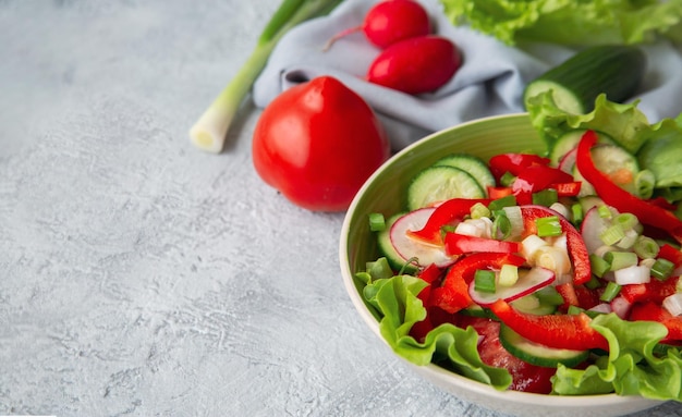 Salada de legumes fresca e vários legumes na mesa com espaço de cópia Comida saudável rica em vitaminas e fibras Comida vegetariana