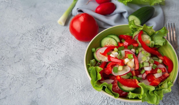 Salada de legumes fresca e vários legumes na mesa com espaço de cópia Comida saudável rica em vitaminas e fibras Comida vegetariana